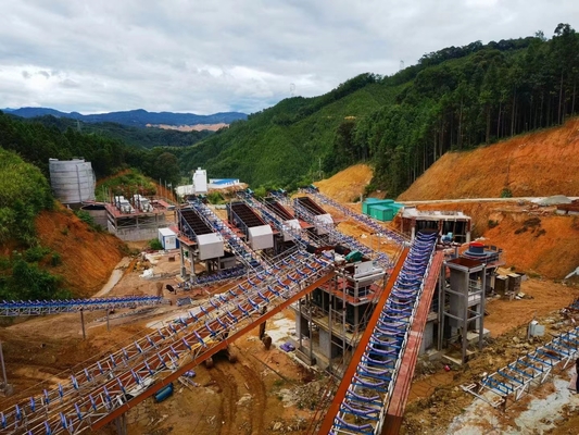 Yk Series Circular Motion Vibrating Screen 45Kw In Quarry Iron Grey