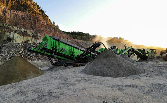 50Kw Crawler Mobile Crusher Machine 180 TPH Portable Concrete Conveyor
